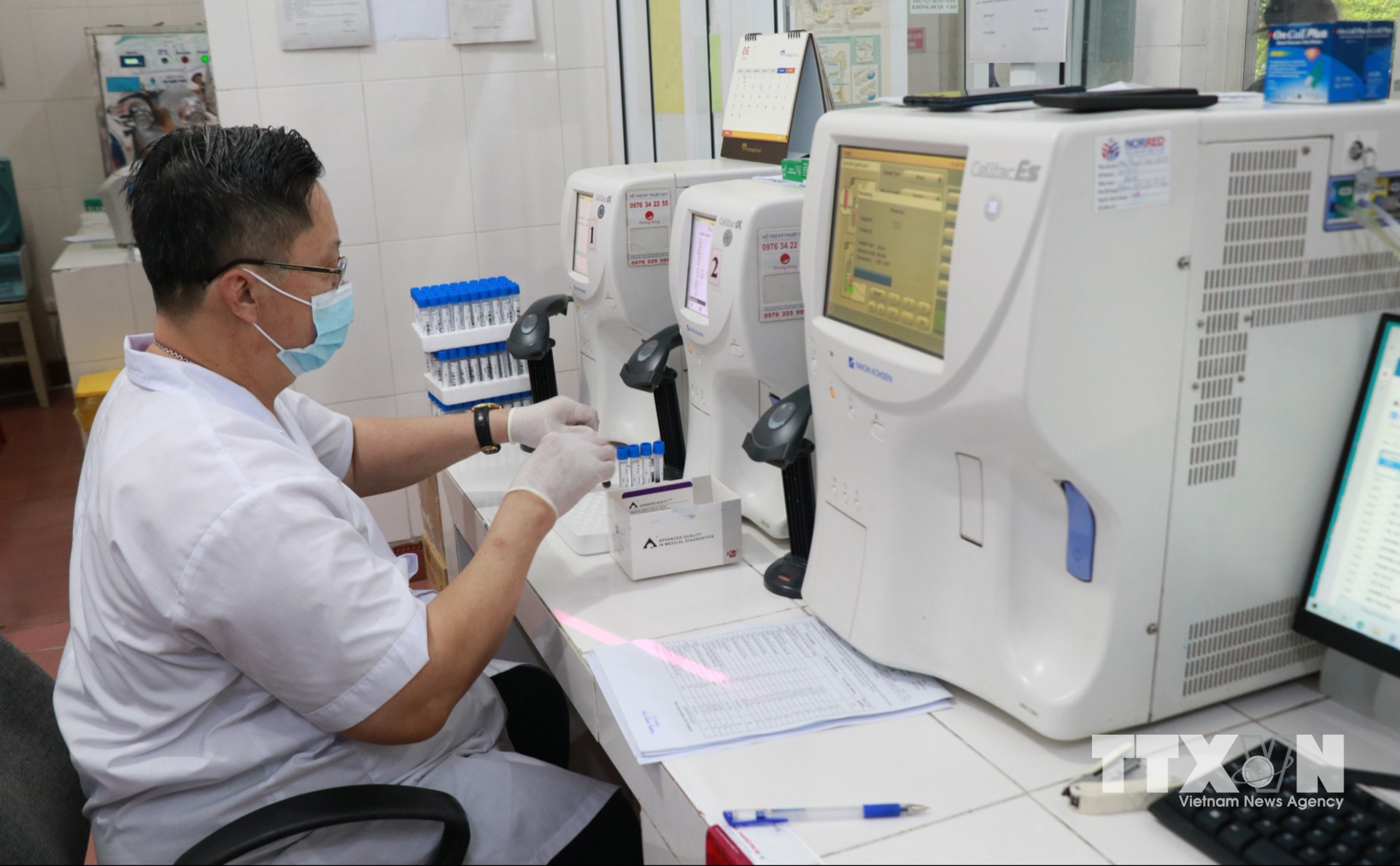 Nhân viên y tế xét nghiệm sinh hóa máu tại Bệnh viện Đa khoa Ý Yên (Ninh Bình). (Ảnh: Nguyễn Lành/TTXVN)